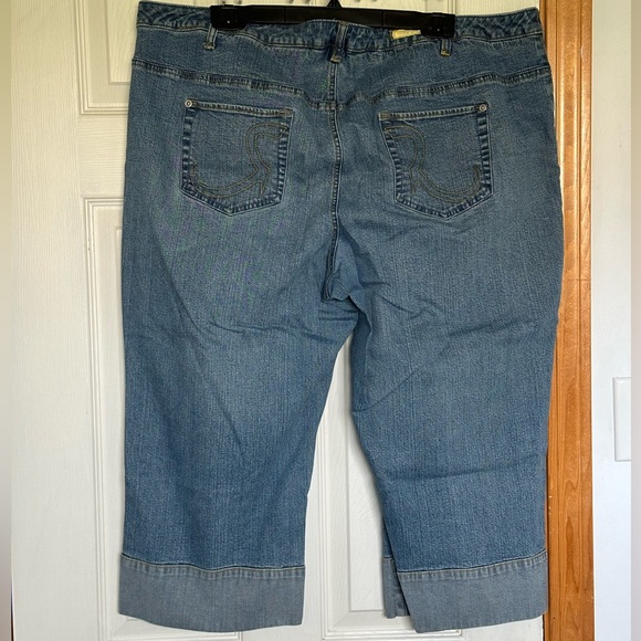 🛍️ Cute Capri style jeans by AE Sport & Co. with adorable heart accents 💙🩵👖 - Picture 5 of 5